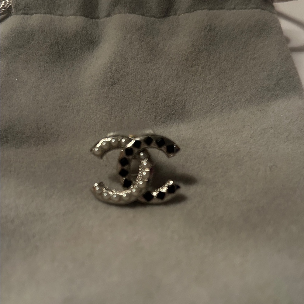Authentic CHANEL earrings - Picture 5 of 7